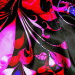 Seidentwill in schwarz und lila mit modernem Print