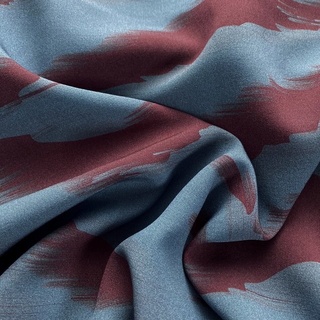 100% Viskose Print mit Rot-Blauen Landscape Streifen | Ansicht: super schöner, softer 100% Viskose Print mit Rot-Blauen Landscape Streifen