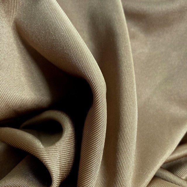 100% Viskose Satin Jersey hochglänzend in Golden Sand | Ansicht: 100% Viskose Satin Jersey hochglänzend, glatter Griff & toller Fall Golden Sand