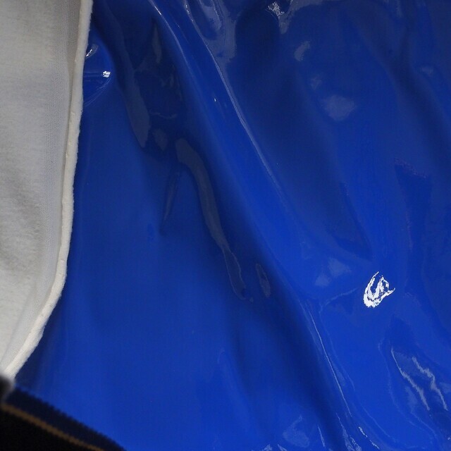 1460 - Wet Look soft Vinyl in Royal Blau mit Abseite in Weiß