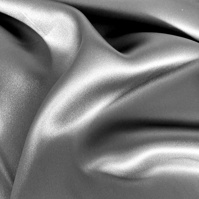 Art. Nr.: Seide Silbergrau super leicht und weich fliessend | Ansicht: 100% Seide Silbergrau super leicht und weich fliessend Seide Silbergrau super leicht und weich fliessend | Ansicht: 100% Seide Silbergrau super leicht und weich fliessend