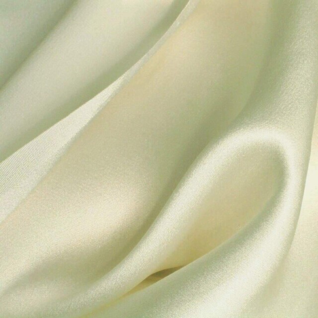 100% Seidensatin in elegantem Creme Ton