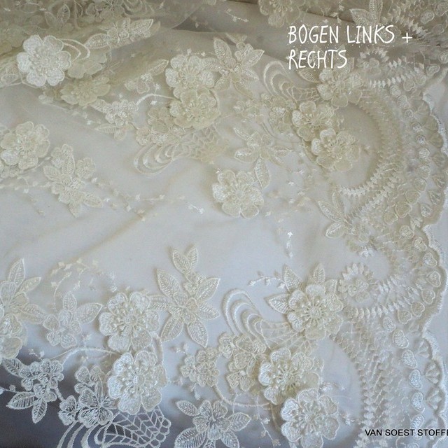 3D-Allover Bogen Stickerei - tone in tone off-white auf Tüll bestickt.