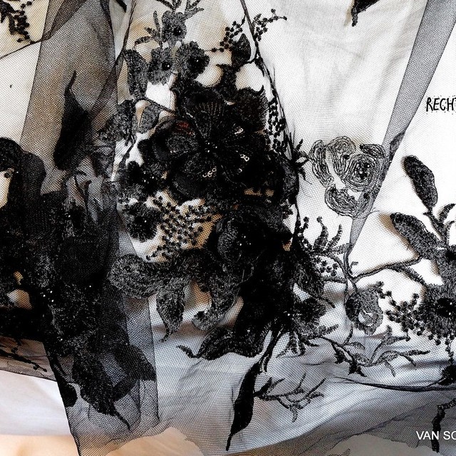 3D Blumen-Blätter Spitze mit Perlen und Pailletten in Schwarz | Ansicht: 3D Blumen-Blätter Spitze mit Perlen und Pailletten in Schwarz