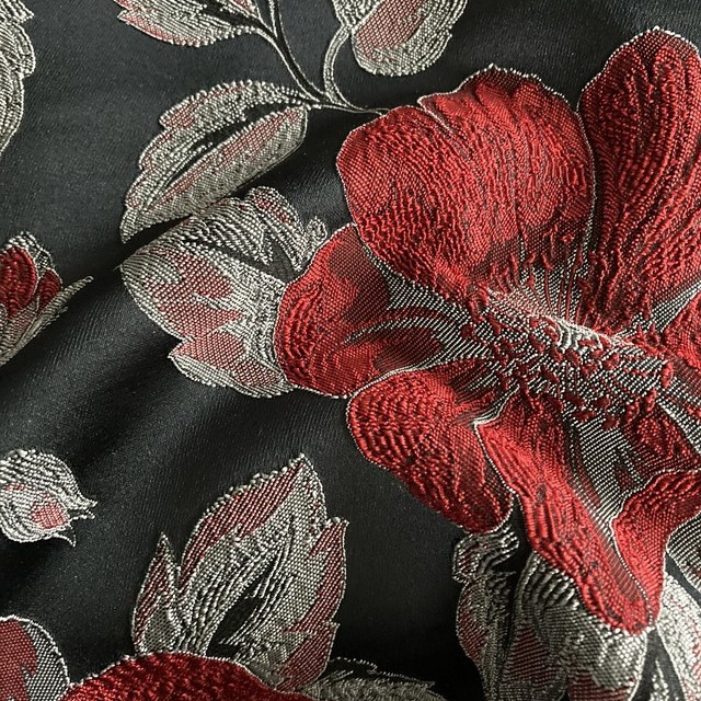 3D Blumen Jacquard in Rot auf grauen Fond