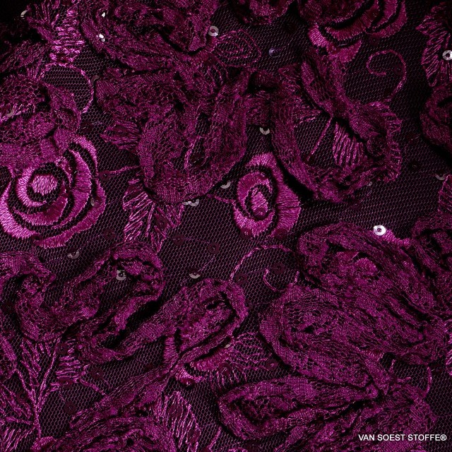 3D Spitzenranken & Stickerei Rosen-Blüten mit glänzenden Minipailletten | Ansicht: 3D Spitzenranken & Stickerei Blüten inklusive glänzende Minipailletten auf Tüll Plum