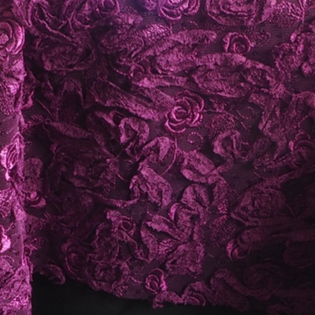 3D Spitzenranken & Stickerei Rosen-Blüten mit glänzenden Minipailletten | Ansicht: 3D Spitzenranken & Stickerei Blüten inklusive glänzende Minipailletten auf Tüll Plum