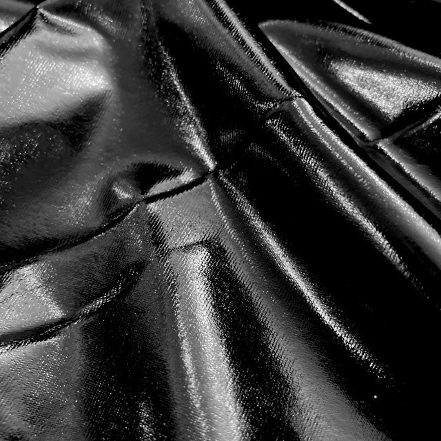 Aktueller High-Stretch super leichter Black Vinyl in Shiny look-slightly crincled | Ansicht: High Stretch Black Vinyl Shiny look -  slightly crincled auf schwarzem Jersey