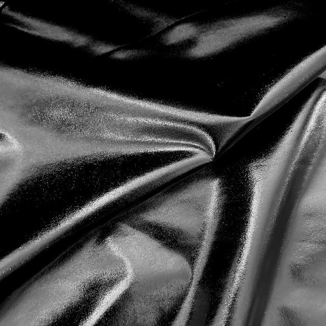 Aktueller High-Stretch super leichter Black Vinyl in Shiny look-slightly crincled | Ansicht: High Stretch Black Vinyl Shiny look -  slightly crincled auf schwarzem Jersey