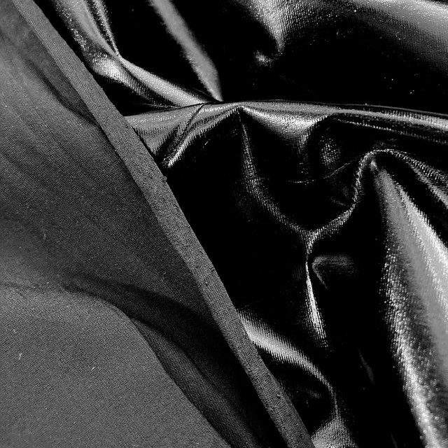 Aktueller High-Stretch super leichter Black Vinyl in Shiny look-slightly crincled | Ansicht: High Stretch Black Vinyl Shiny look -  slightly crincled auf schwarzem Jersey