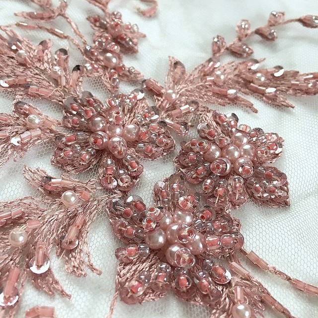 Alt Rosé hochwertige & aussergewöhnliche Spitze mit Perlen, Pailetten & Stäbchen auf Tüll