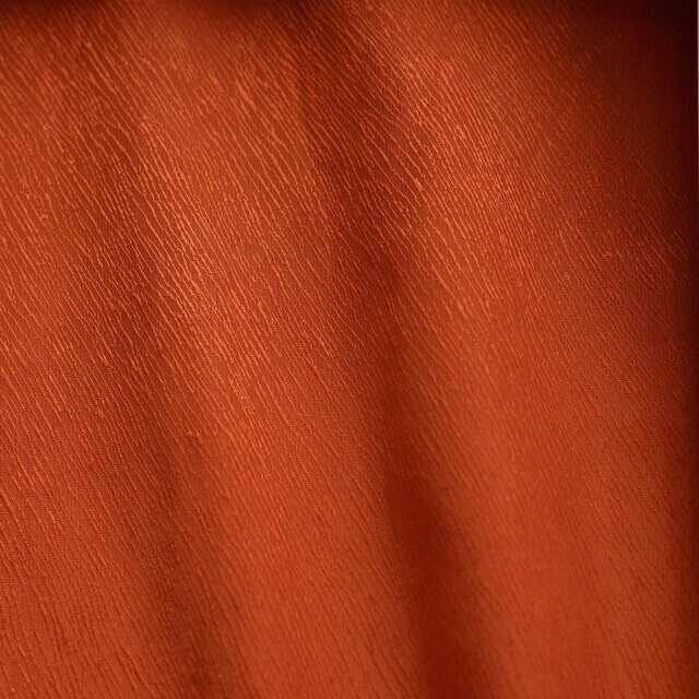 Baumrinden Crepe-Satin in 60% Cupro - 40% Lyocell in Brick | Ansicht: Baumrinden Crepe-Satin in 60% Cupro - 40% Lyocell in brick