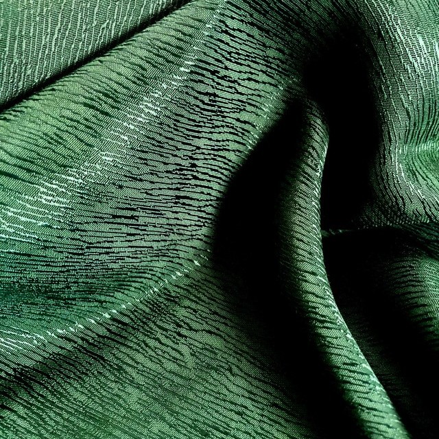 Tree bark crepe satin in 60% cupro - 40% lyocell in green | View: Tree bark crepe satin in 60% cupro - 40% lyocell in green