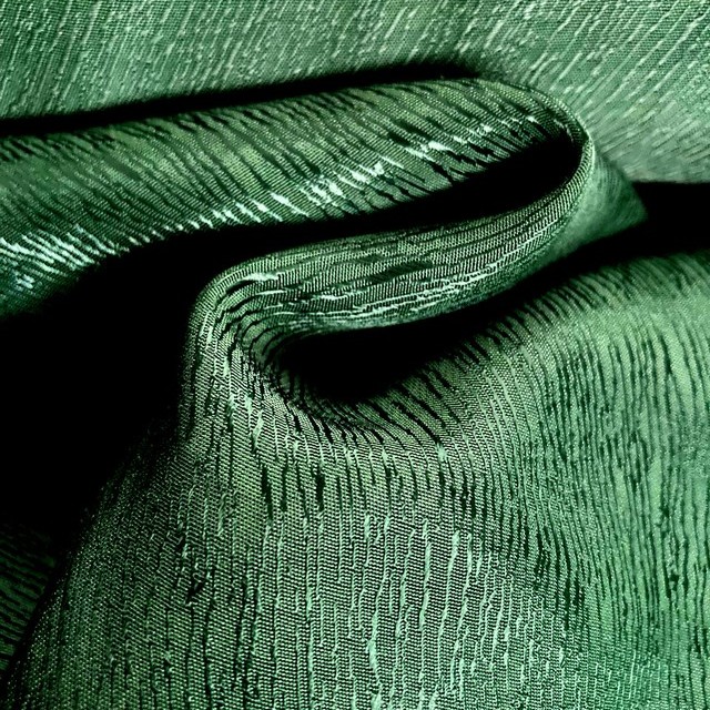 Tree bark crepe satin in 60% cupro - 40% lyocell in green | View: Tree bark crepe satin in 60% cupro - 40% lyocell in green