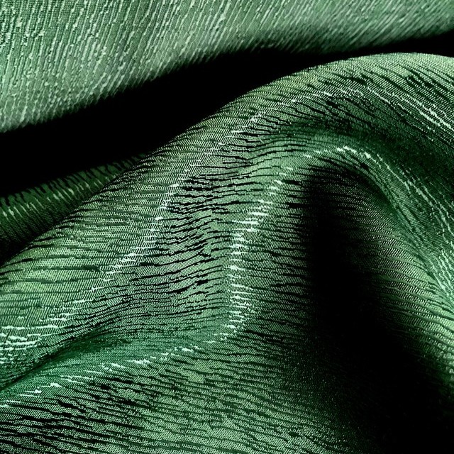 Tree bark crepe satin in 60% cupro - 40% lyocell in green