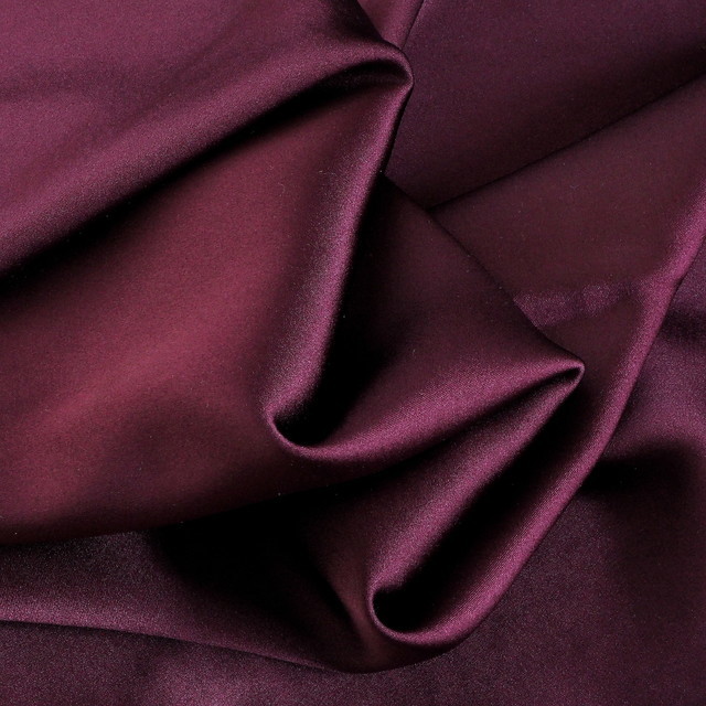 Beeren - Burgund farbige 100% Stretch Seide als Meterware hier als Crepe- Satin