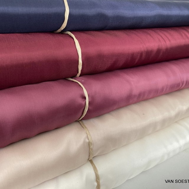 Bemberg 100% Cupro® lining fabric in Bordeaux | View: Bemberg 100% Cupro® lining fabric in Bordeaux