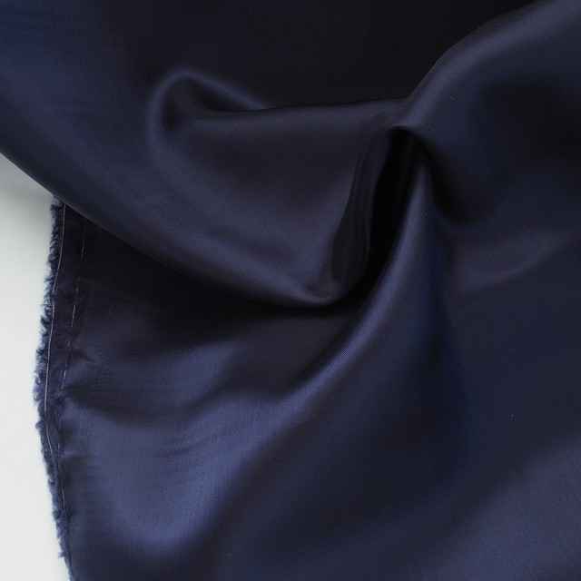 Bemberg 100% Cupro® lining fabric in navy | View: Bemberg 100% Cupro® lining fabric in navy