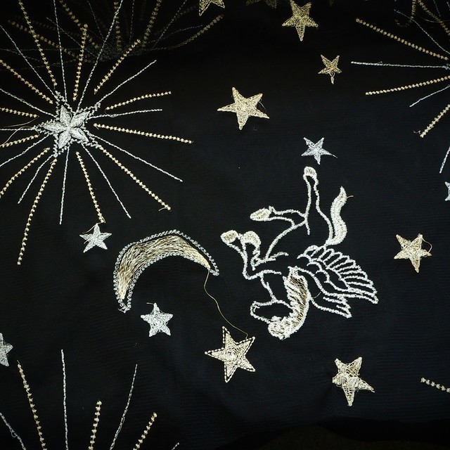 Bestickte Gold / Silber Mond - Sternen + Figuren auf schwarzen Tüll | Ansicht: Bestickte Gold / Silber Mond - Sternen + Figuren auf schwarzen Tüll