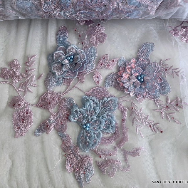Blau-Lila Spitze-Blätter mit 3D Blüten, Pailetten, Strass & Perlen | Ansicht: Blau-Lila Farben Spitze Blüten & Blätter mit 3D Blüten, Pailletten, Strass & Perlen auf Tüll