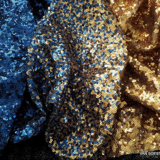 Blickdichtes Gold-Blaues Dégradé aus mini Pailletten auf weißer Stretch Tüll.