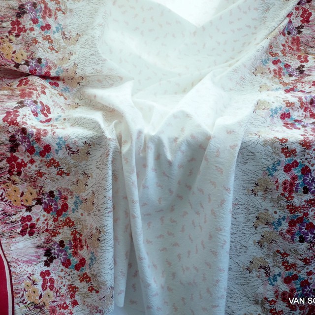 Blumenbordüre auf Jaquard gewebtem Stoff | Ansicht: umenbordüre auf Jaquard gewebtem Stoff