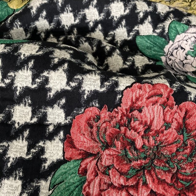 Bouclé Optik  Jacquard mit Hahnentritt + farbigen 3-D Blumen