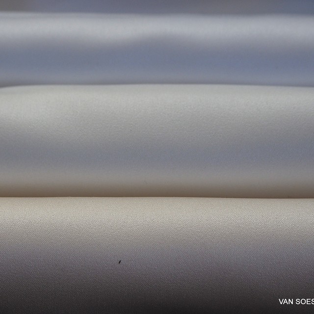 Braut Satin in Wollweiß