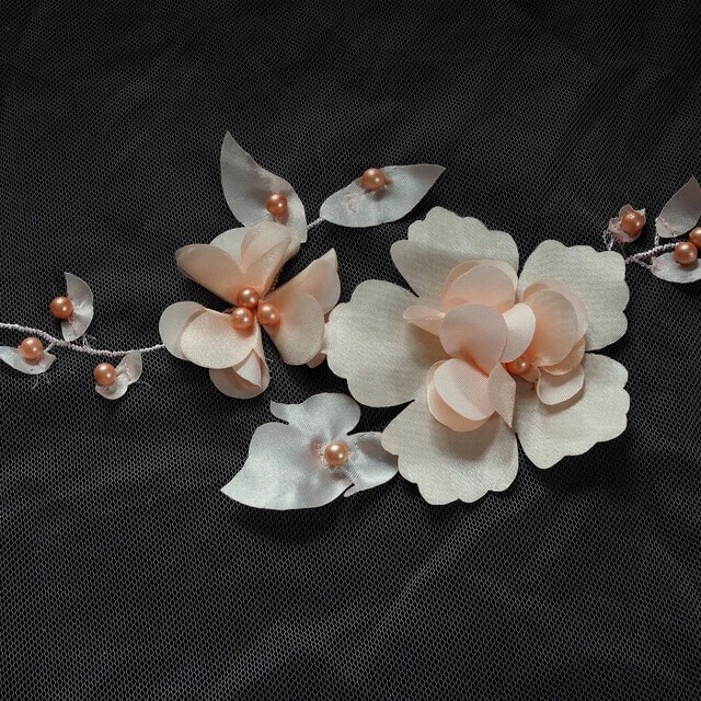 Couture 3D Blüten mit Perlen auf Ton in Ton Tüll. | Ansicht: Couture 3D Blüten mit Perlen auf Tone in Tone Tüll.