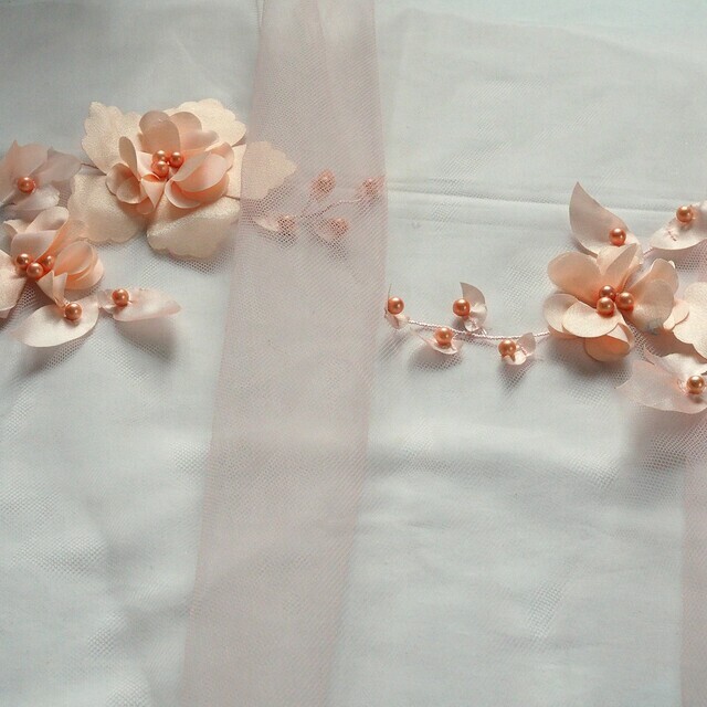 Couture 3D Blüten mit Perlen auf Ton in Ton Tüll. | Ansicht: Couture 3D Blüten mit Perlen auf Tone in Tone Tüll.