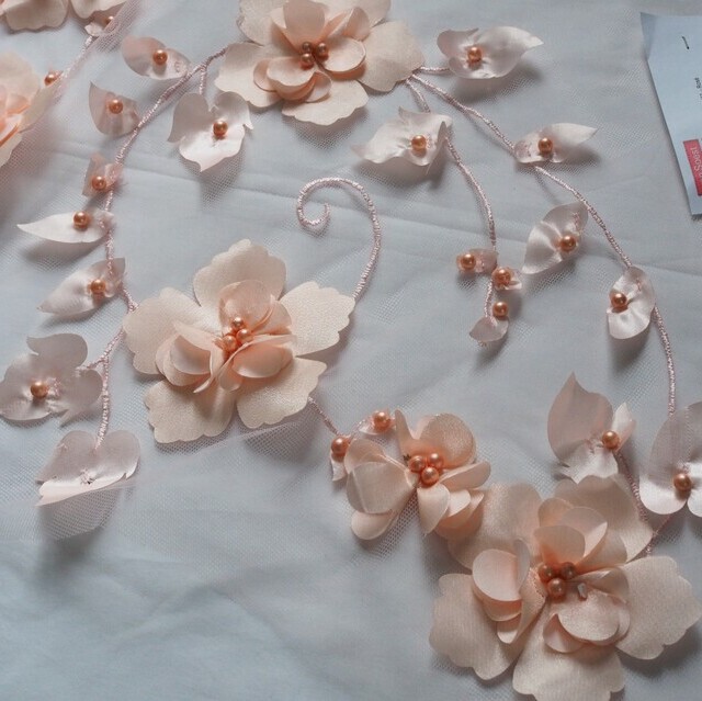 Couture 3D Blüten mit Perlen auf Ton in Ton Tüll.