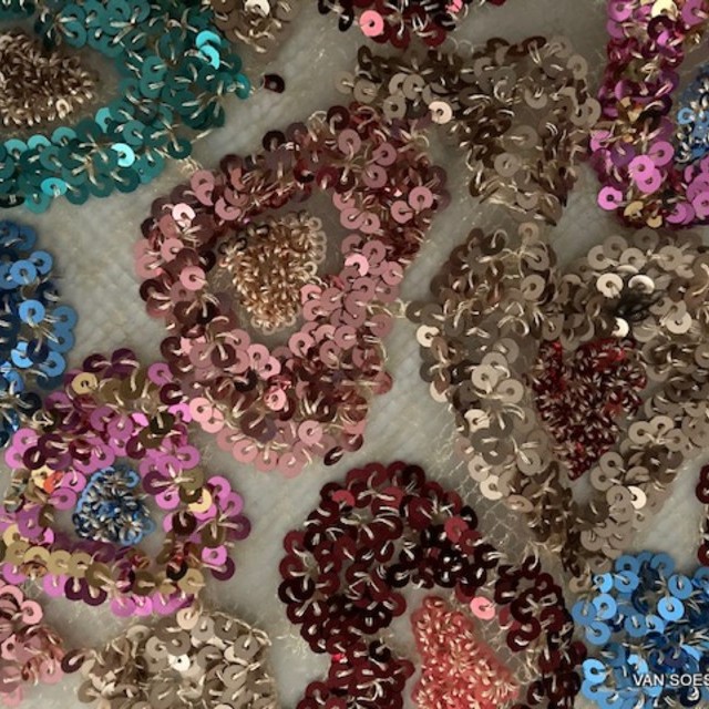 Couture 3D Herzform Pailletten-Stickerei mehrfarbig cremefarbenem Tüll | Ansicht: Couture 3D Herzform Pailletten-Stickerei mehrfarbig cremefarbenem Tüll