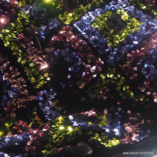 Couture 3D Pailletten Rauten - Grün Blau Rosa - auf schwarzem High Stretch Samt | Ansicht: Couture-3D-Pailletten-Rauten-Gruen-Blau-Rosa-auf-schwarzem-High-Stretch-Samt