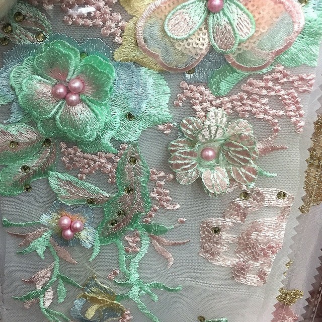 Couture 3D Pastell Spitze mit Perlen und farbiger Strass auf Creme Tüll