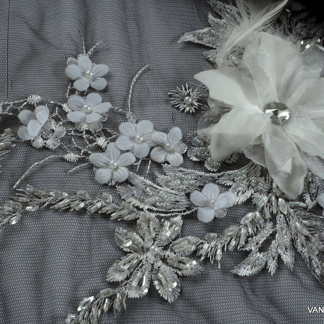 Couture 3D-Spitze mit Federn - Mini Perlen und Silber Fäden