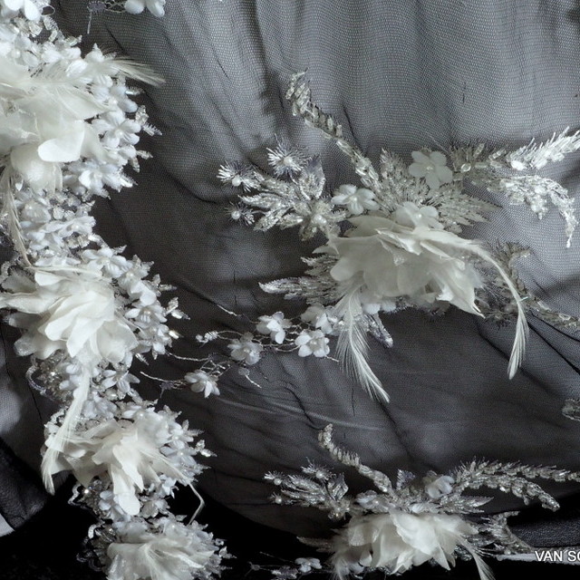 Couture 3D-Spitze mit Federn - Mini Perlen und Silber Fäden | Ansicht: Couture 3D-Spitze mit Federn - Mini Perlen und Silber Fäden