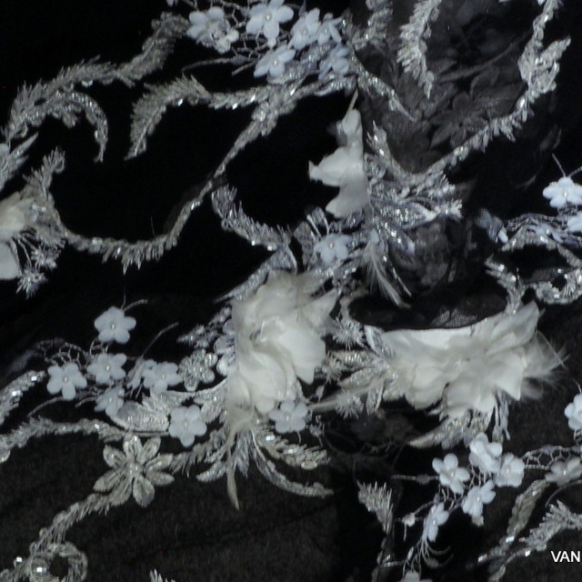 Couture 3D-Spitze mit Federn - Mini Perlen und Silber Fäden | Ansicht: Couture 3D-Spitze mit Federn - Mini Perlen und Silber Fäden