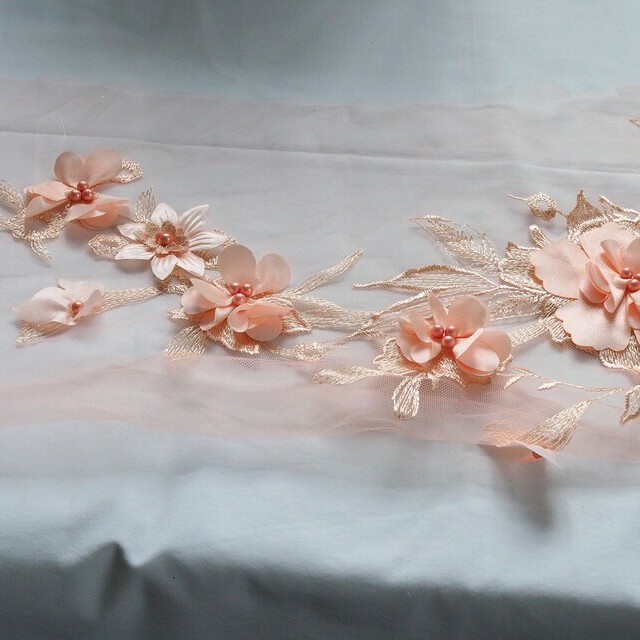 Couture 3D Stickerei Blüten+Blätter+Perlen auf Rosé Tüll | Ansicht: Couture 3D Stickerei Blüten+Blätter+Perlen auf Rosé Tüll