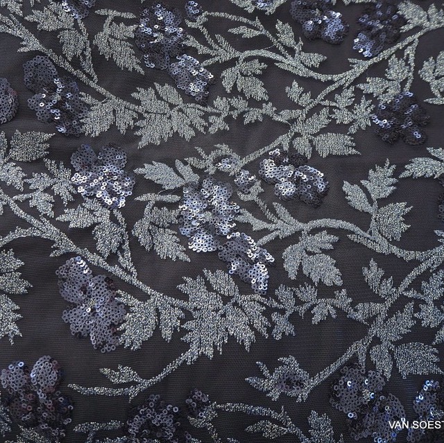 Couture Blumen Spitze mit Ton in Ton mini Pailletten in Navy | Ansicht: Couture Blumen Spitze mit Ton in Ton mini Pailletten in Navy