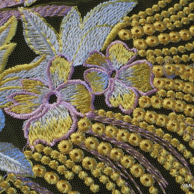 Couture Guipure Bordüren Spitze auf gelbfarbenem Tüll und Rosa-weiße Blumen