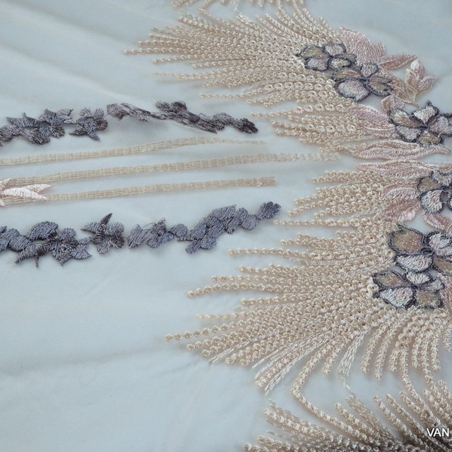 Couture Guipure Bordüren Spitze auf hautfarbenem Tüll | Ansicht: Couture Guipure Bordüren Spitze auf hautfarbenem Tüll