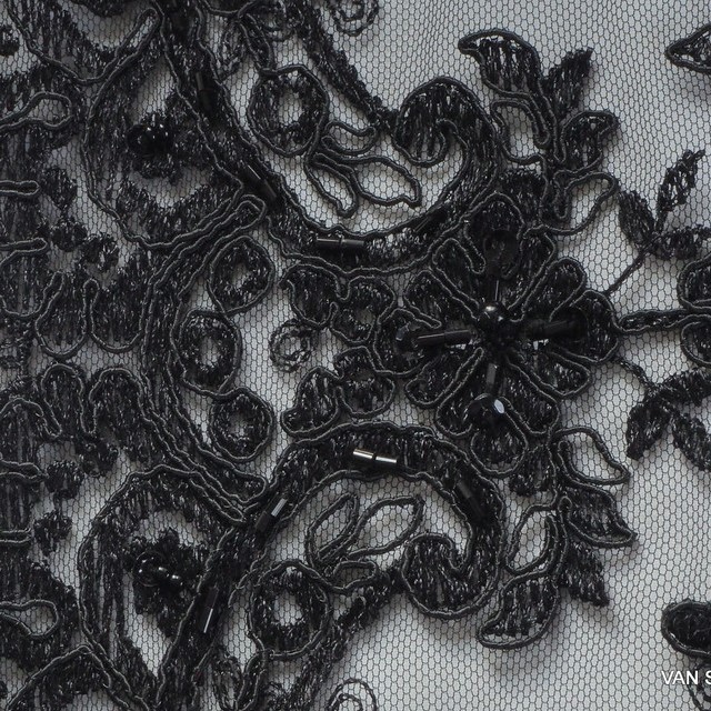 Blumen Couture Perlen und Stäbchen bestickter Spitzenstoff in Schwarz