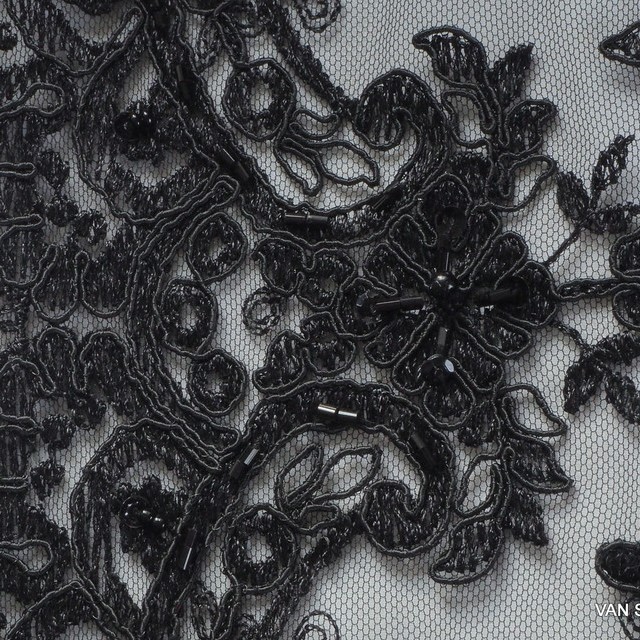 Blumen Couture Perlen und Stäbchen bestickter Spitzenstoff in Schwarz