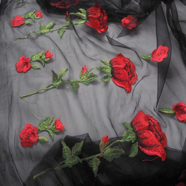 Couture Trachten Rosen Bordüren Stickerei in Rot und Grün auf Schwarzem Tüll | Ansicht: Ausgefallener spezial Rosen Bordüren Stickerei in Rot und Grün auf Schwarzem Tüll
