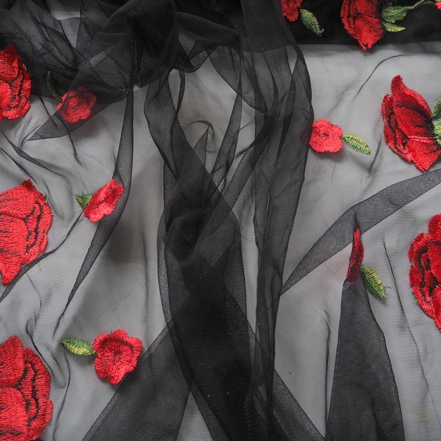 Couture Trachten Rosen Bordüren Stickerei in Rot und Grün auf Schwarzem Tüll | Ansicht: Ausgefallener spezial Rosen Bordüren Stickerei in Rot und Grün auf Schwarzem Tüll