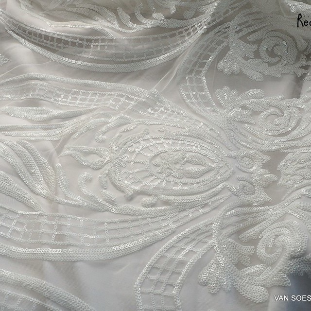 Couture Spitze mit Weiß - Weiße Mini Pailletten | Ansicht: Couture Spitze mit Weiß - Weiße Mini Pailletten auf weißer soft Tüll