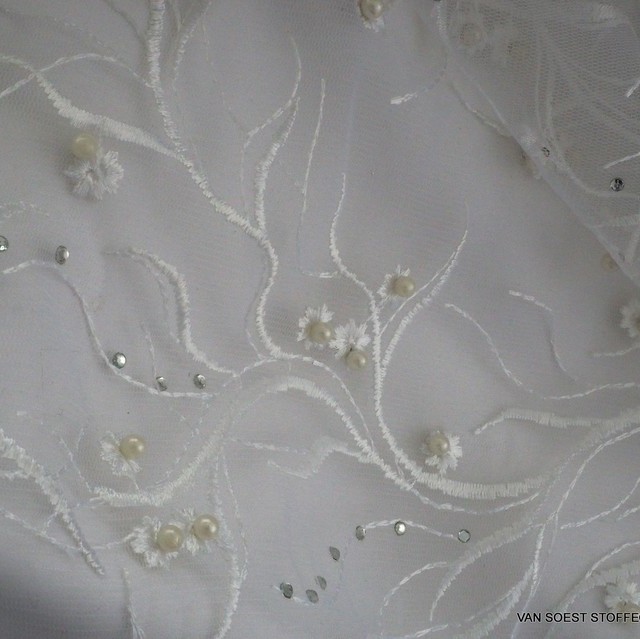 Creme-farbige Blumenspitze + mini Perlen + Strass auf cremefarbigen Tüll
