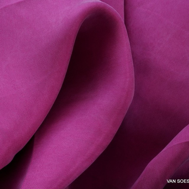 Cupro-Viskose Twill sandwashed in Plum | Ansicht: Cupro-Viskose Twill sandwashed in der Farbe Plum