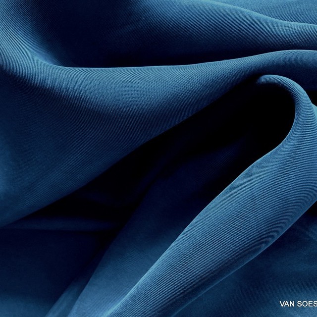 Cupro viscose twill sandwashed in royal blue | View: Cupro viscose twill sandwashed in the color royal blue