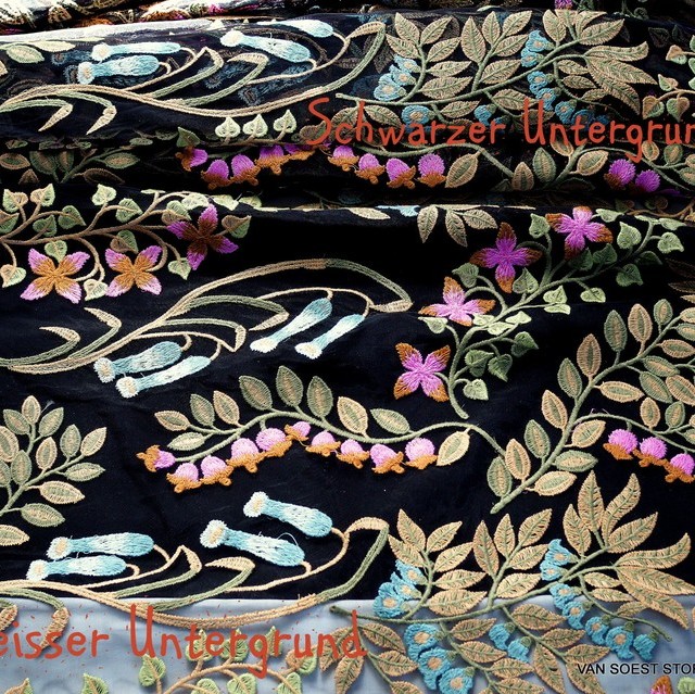 Designer Ranken und Blumen Stickerei auf Schwarzen Feintüll | Ansicht: Designer Ranken und Blumen Stickerei auf Schwarzen Feintüll